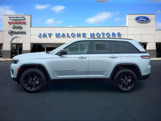 Used 2025 Jeep Grand Cherokee Altitude AWD/4WD image 5