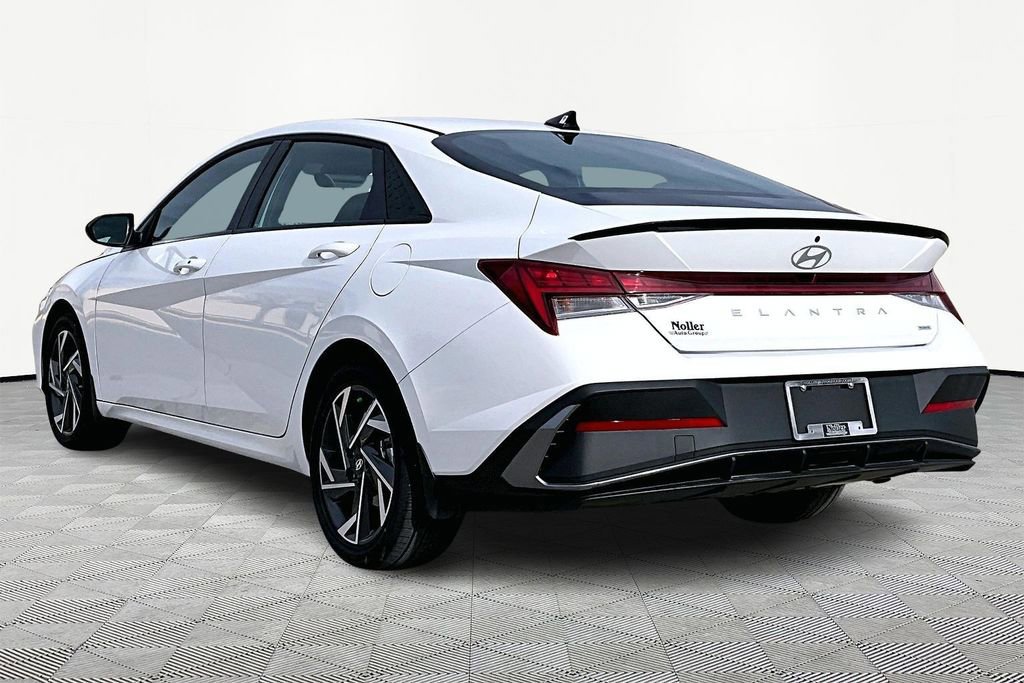 Used 2025 Hyundai Elantra SEL FWD image 4