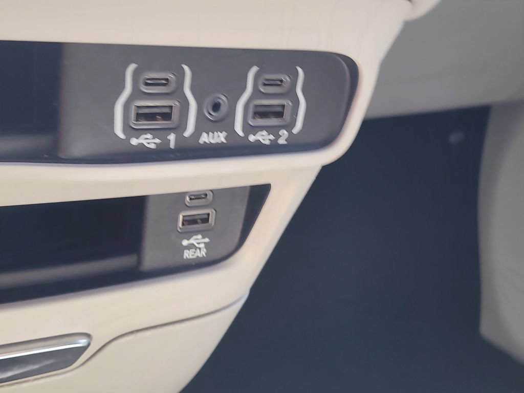 Used 2022 Chrysler Pacifica Touring-L w/ Uconnect Theater Family Group FWD image 28
