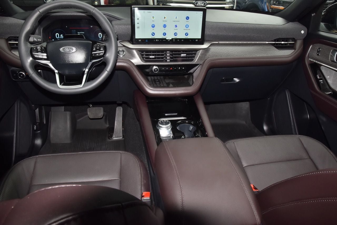 Certified 2025 Ford Explorer Platinum w/ Ultimate Package AWD/4WD image 18