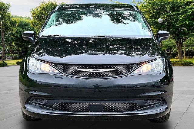 Used 2023 Chrysler Voyager LX FWD image 3