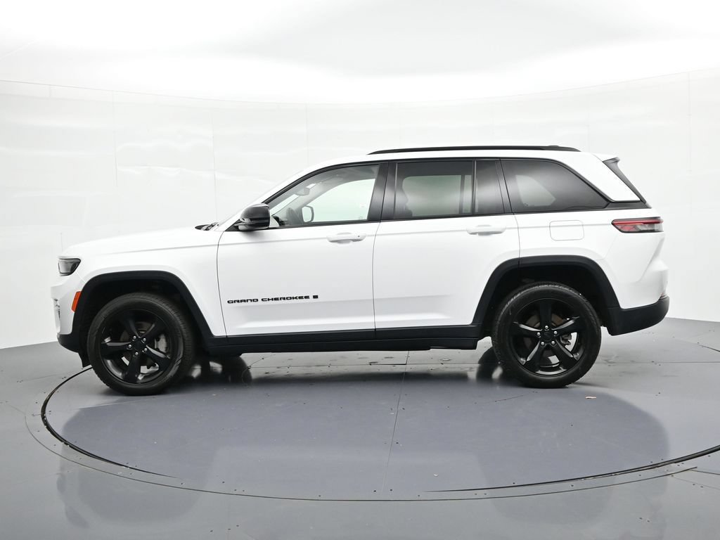 Used 2023 Jeep Grand Cherokee Limited w/ Black Appearance Package AWD/4WD image 5