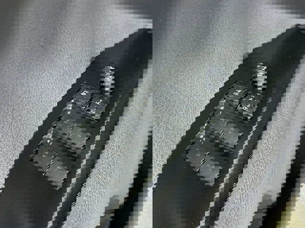 Used 2025 Toyota Camry SE image 28