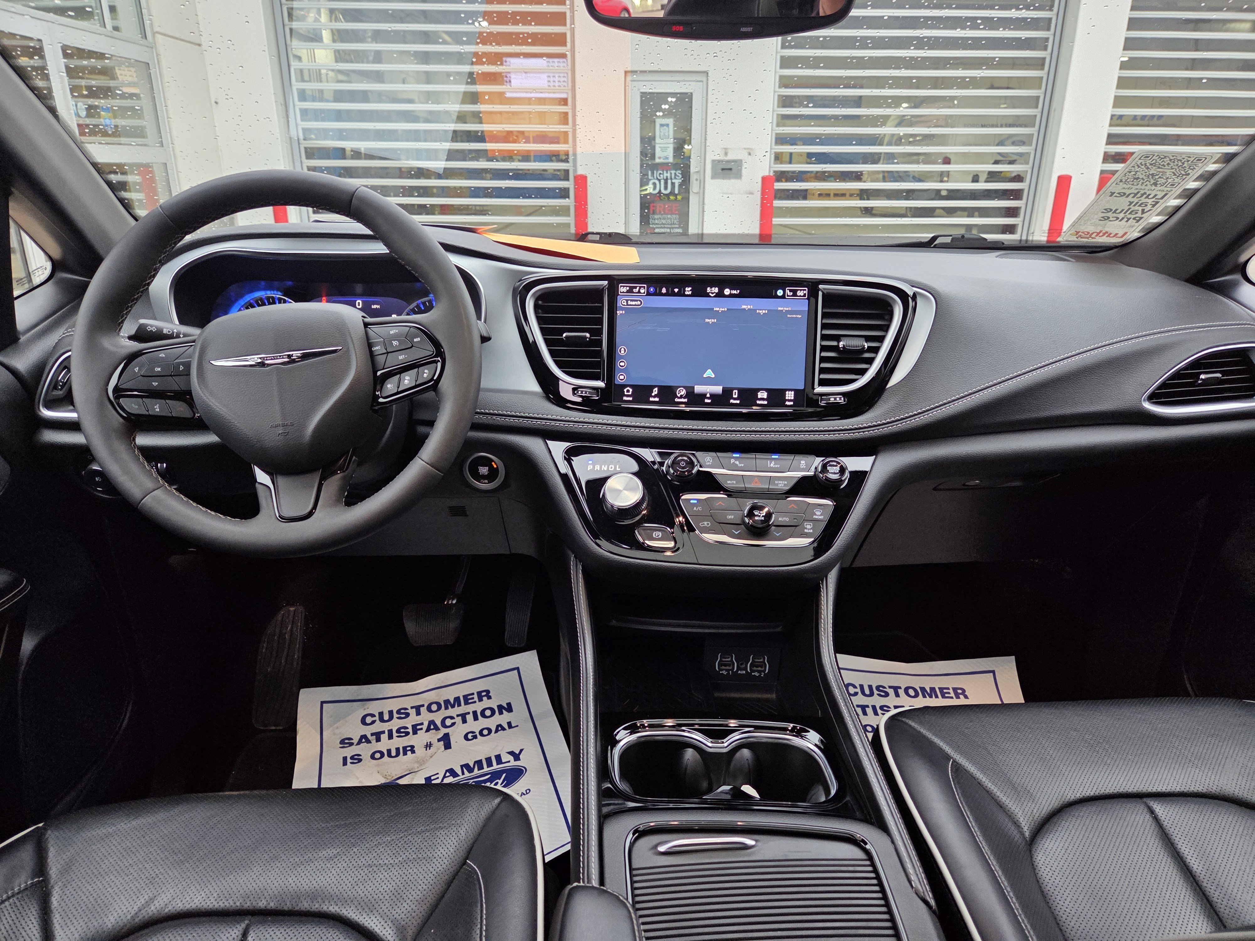 Used 2025 Chrysler Pacifica Limited FWD image 14