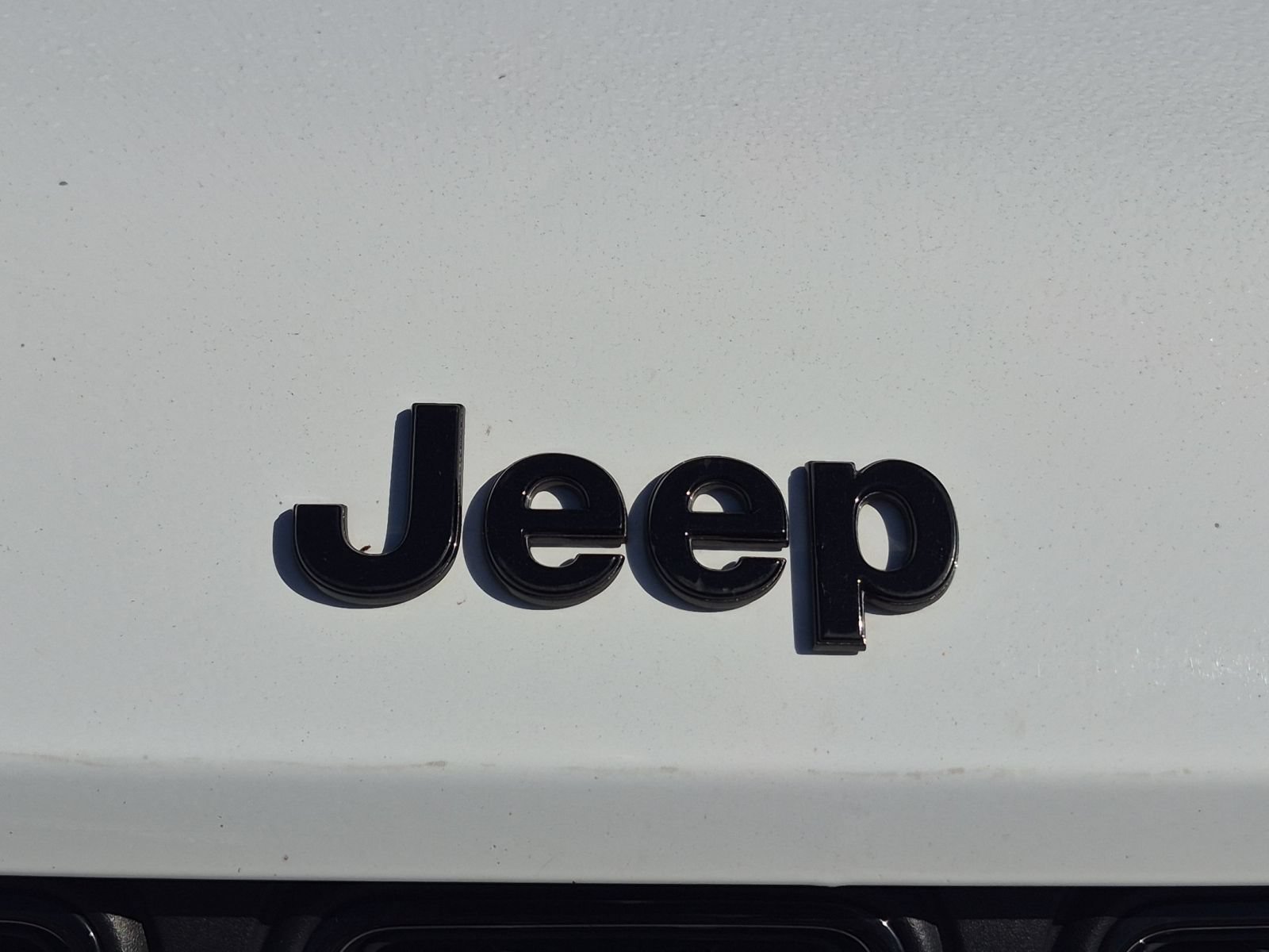 Used 2025 Jeep Grand Cherokee Altitude AWD/4WD image 9