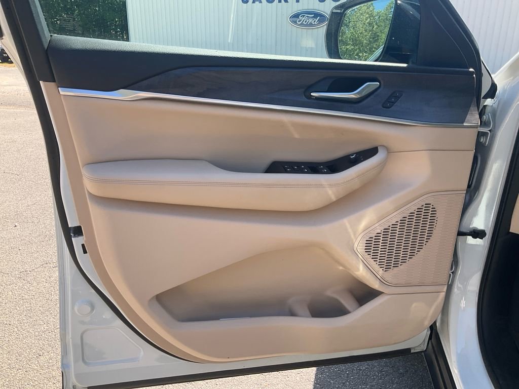 Used 2025 Jeep Grand Cherokee L Limited w/ Luxury Tech Group II image 17