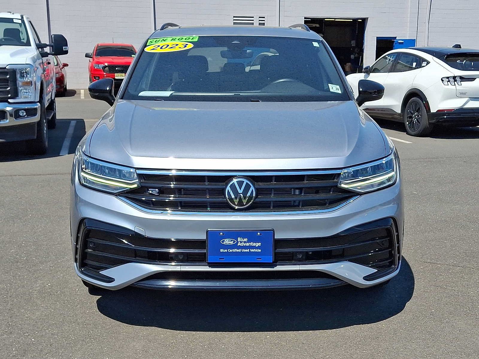 Used 2023 Volkswagen Tiguan SE R-Line FWD image 2