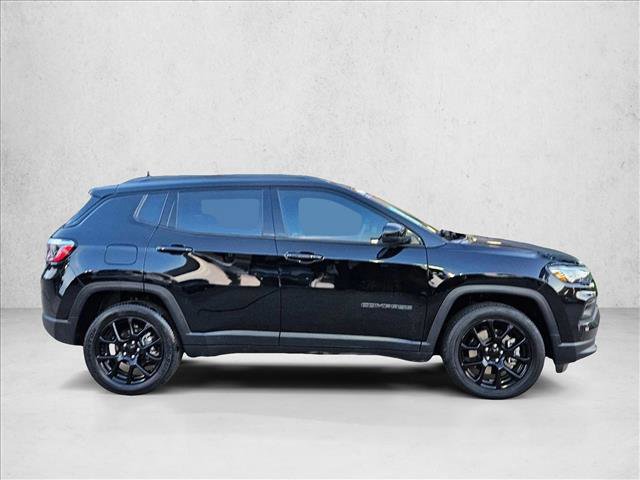 Used 2024 Jeep Compass Latitude w/ Convenience Group AWD/4WD image 4