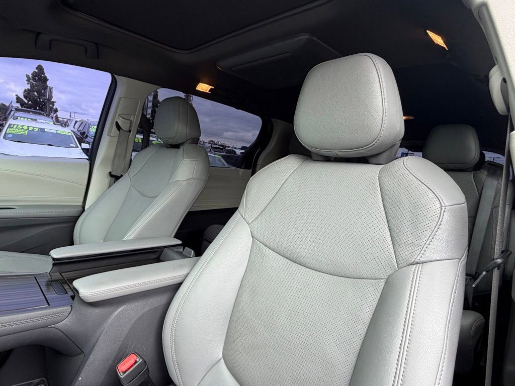 Used 2024 Toyota Sienna Limited FWD image 28