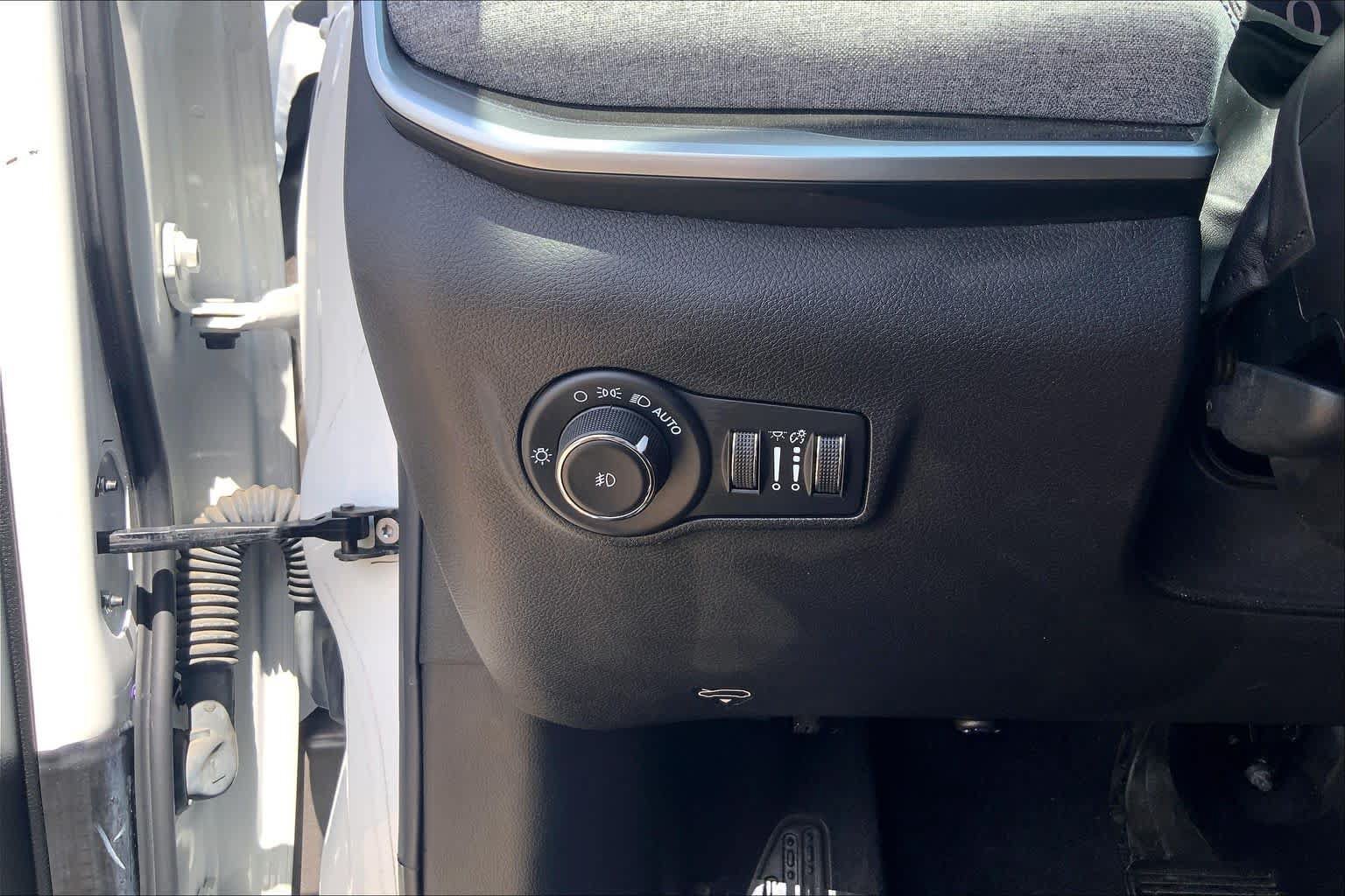 Used 2022 Jeep Compass Latitude FWD image 36