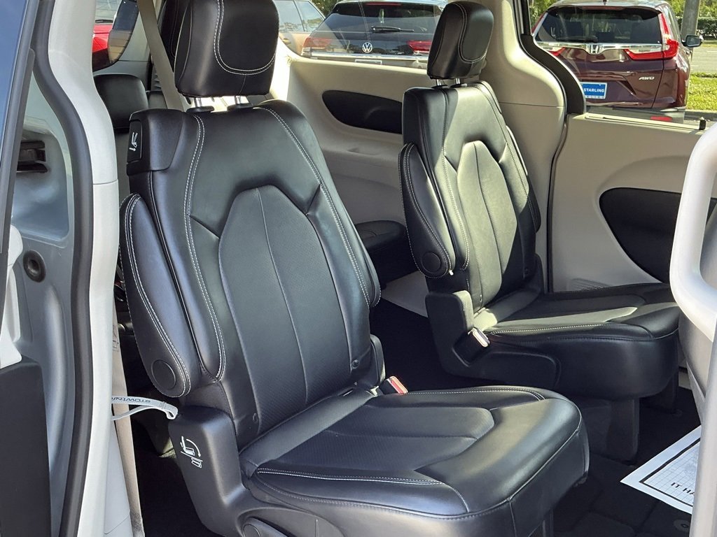 Used 2024 Chrysler Pacifica Touring-L image 17
