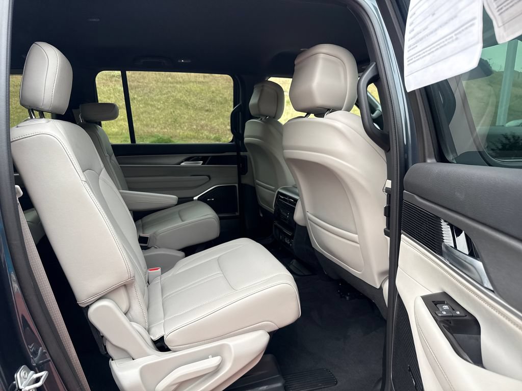 Used 2025 Jeep Wagoneer L Series II AWD/4WD image 25
