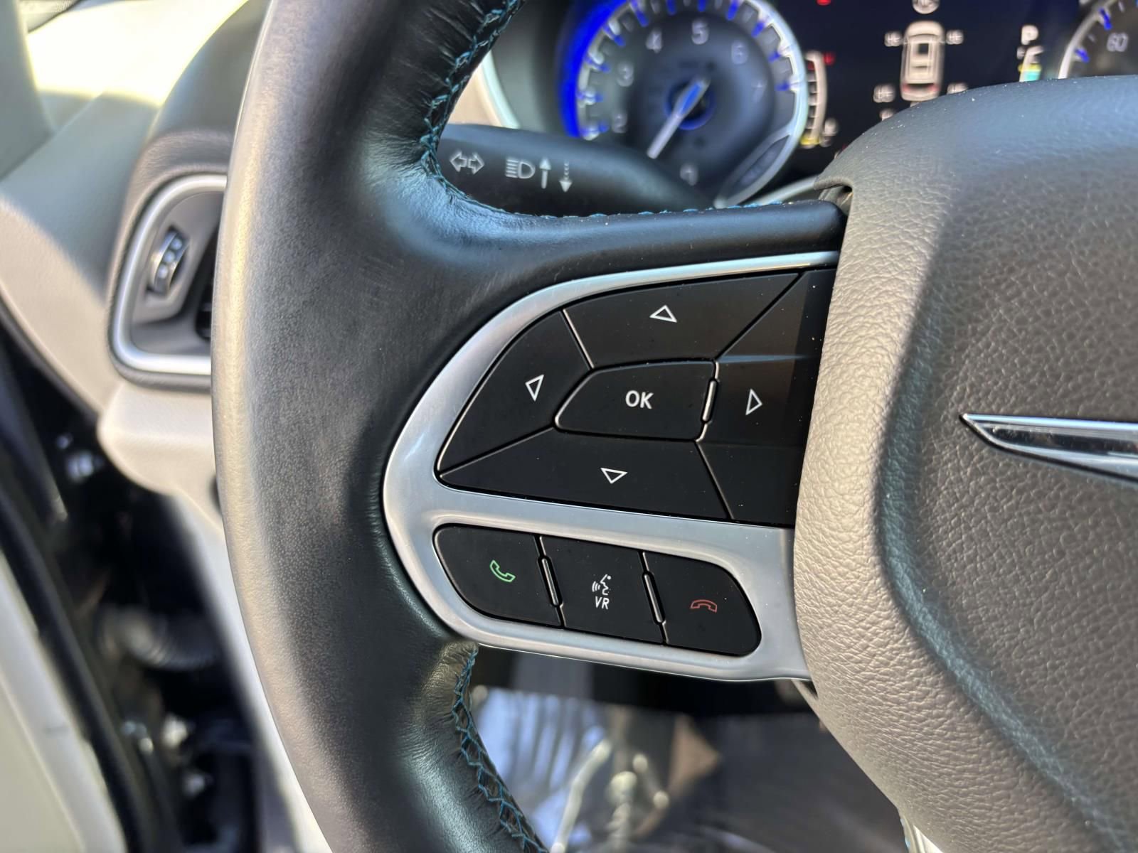 Used 2021 Chrysler Pacifica Touring-L image 19