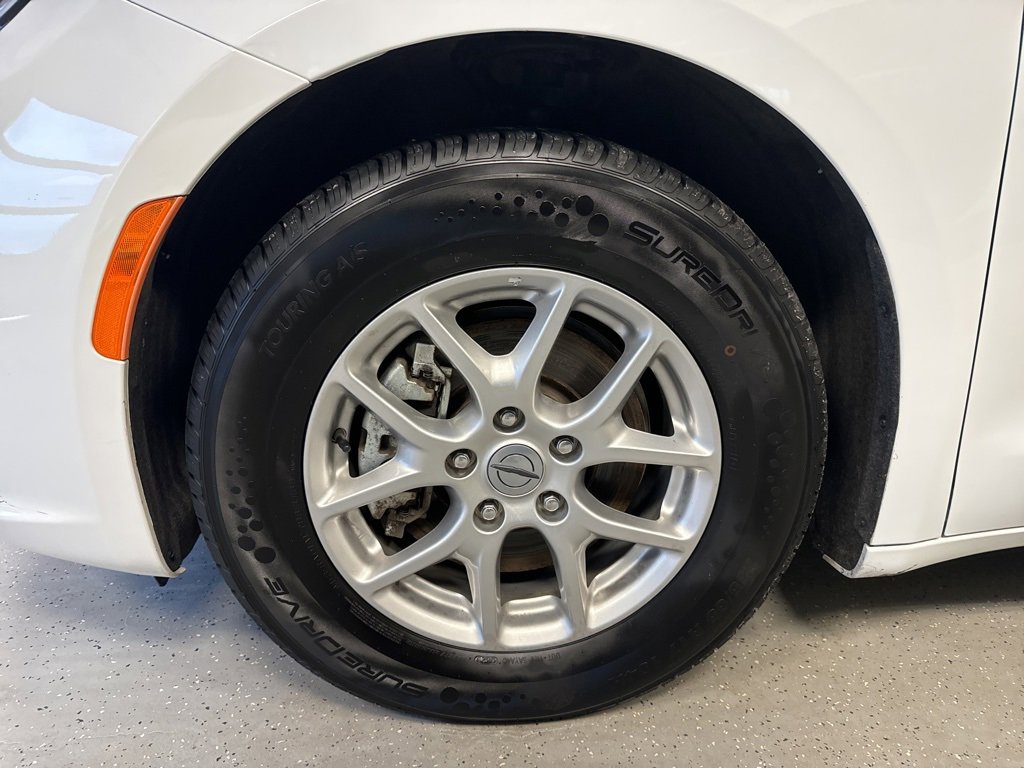 Used 2023 Chrysler Pacifica Touring-L image 36