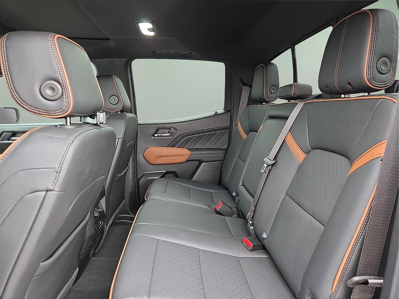 Used 2025 GMC Canyon AT4 w/ Technology Plus Package image 10