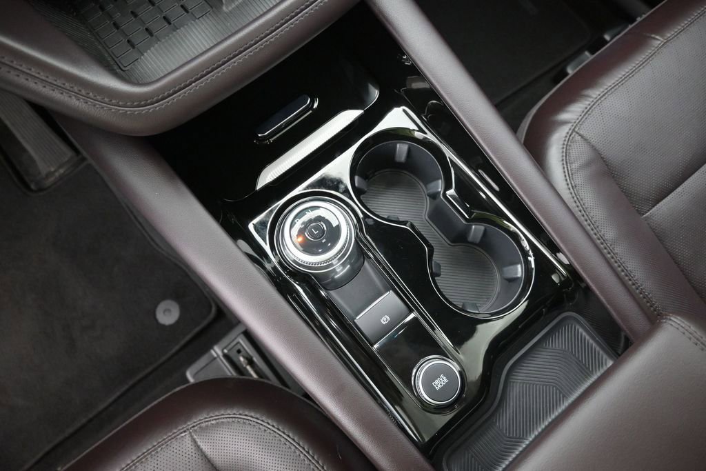 Certified 2025 Ford Explorer Platinum RWD image 27
