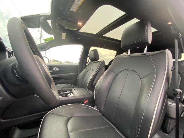 Used 2026 Chrysler Pacifica Limited FWD image 25