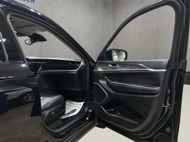 Used 2022 Jeep Grand Cherokee L Limited w/ Black Appearance Package AWD/4WD image 19
