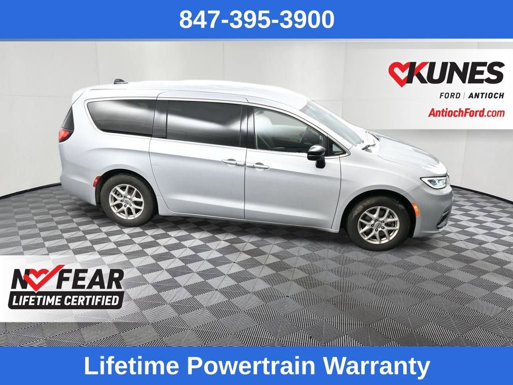 Used 2024 Chrysler Pacifica Touring-L image 19
