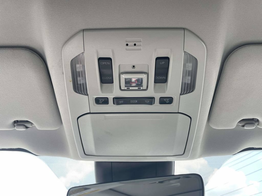 Used 2021 Toyota Highlander Limited FWD image 29