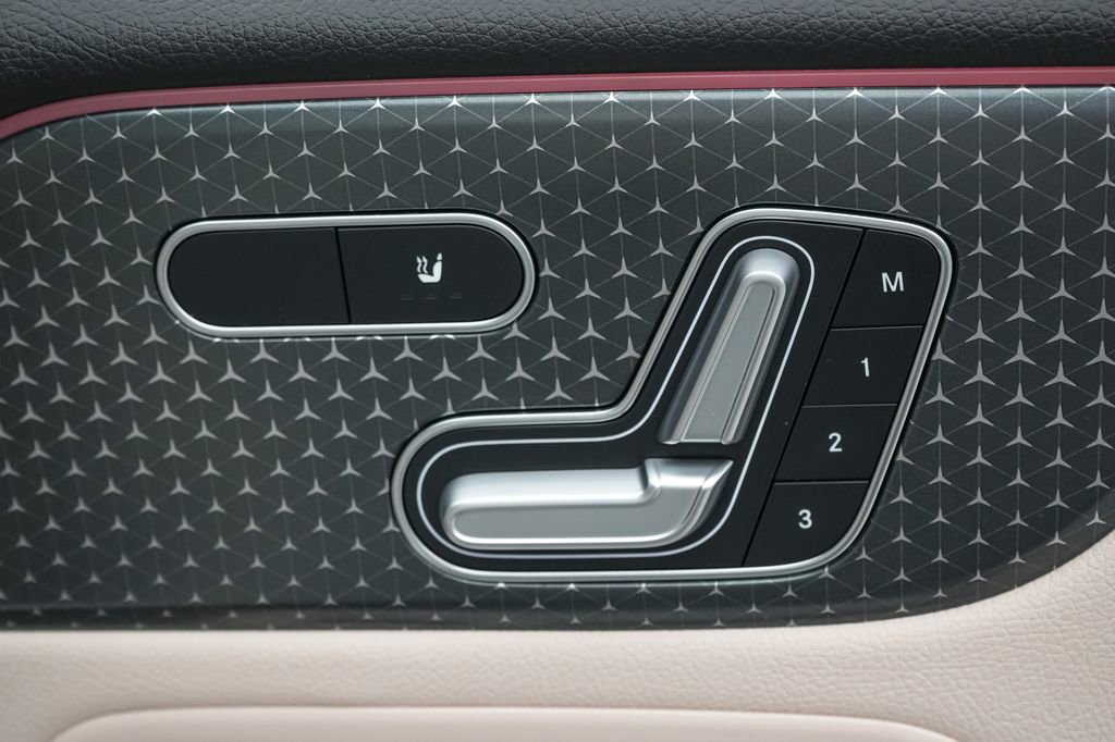Used 2025 Mercedes-Benz GLB 250 4MATIC image 24