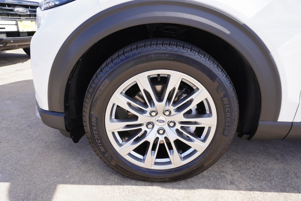 Certified 2025 Ford Explorer Platinum image 31