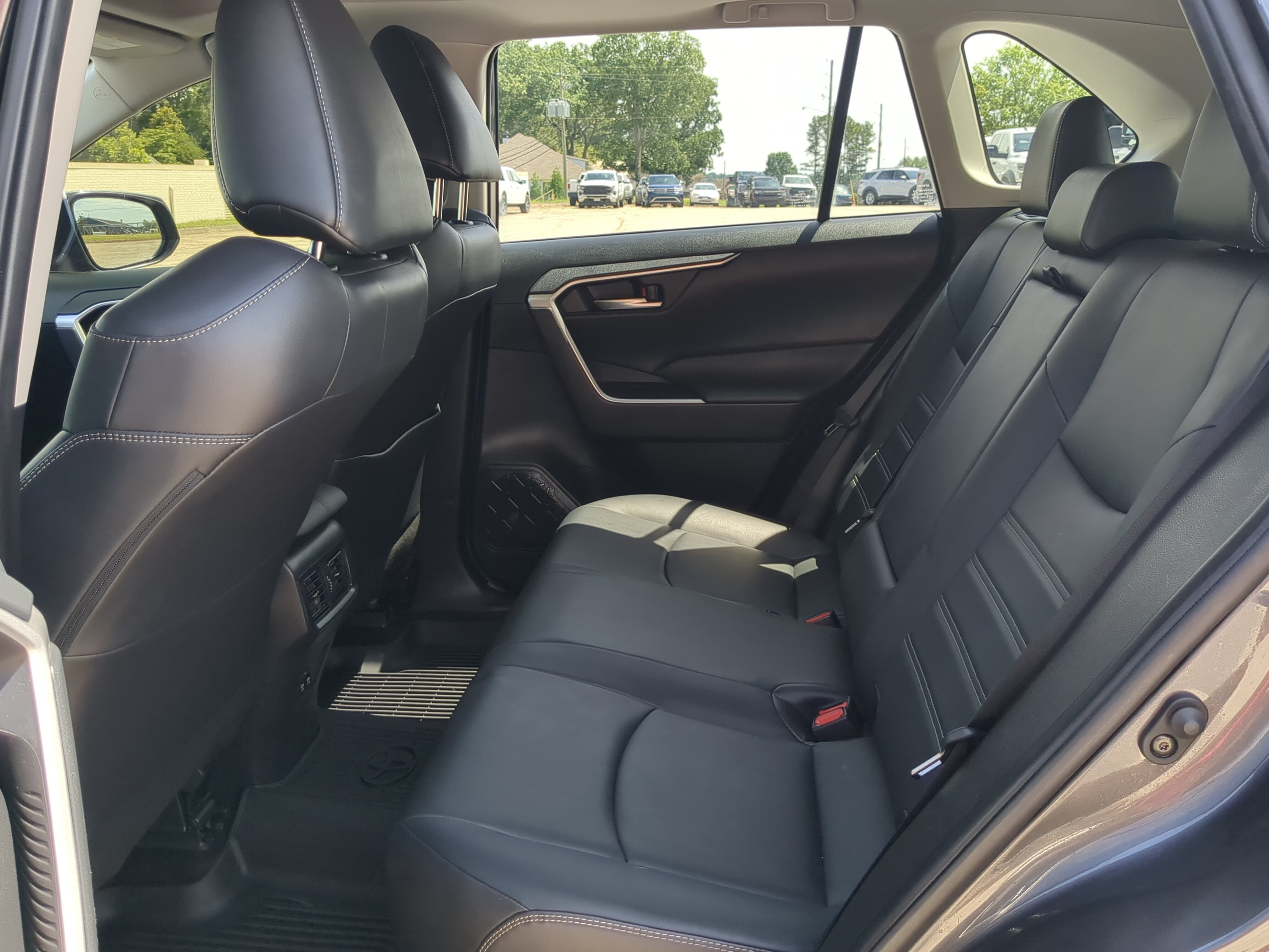 Used 2020 Toyota RAV4 XLE Premium FWD image 12