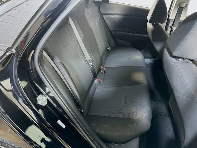 Used 2022 Hyundai Elantra SE image 16