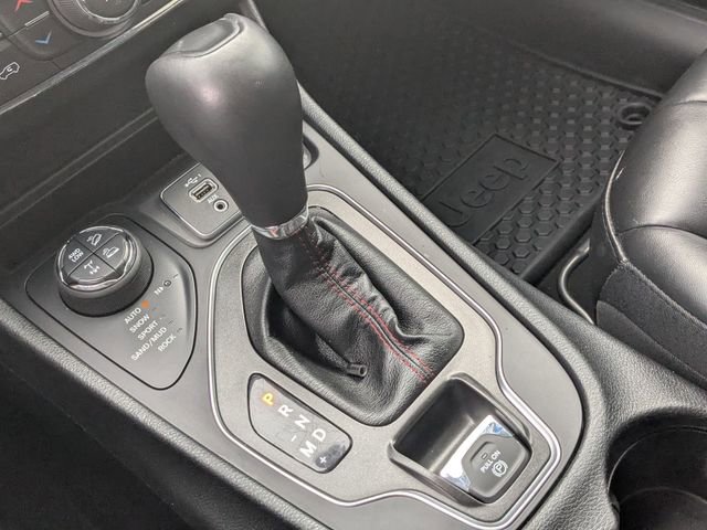 Used 2019 Jeep Cherokee Trailhawk AWD/4WD image 19