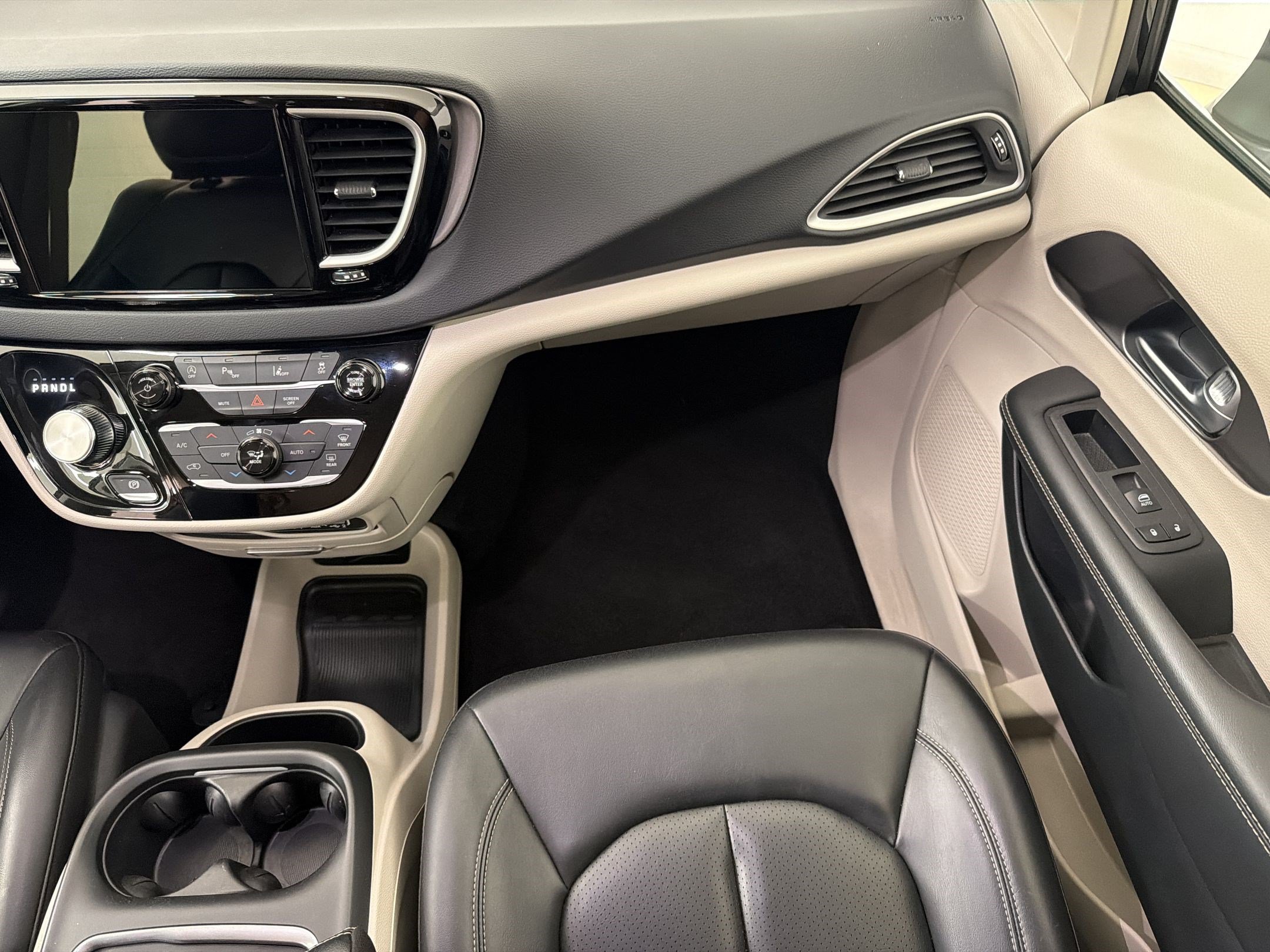 Used 2023 Chrysler Pacifica Touring-L FWD image 27
