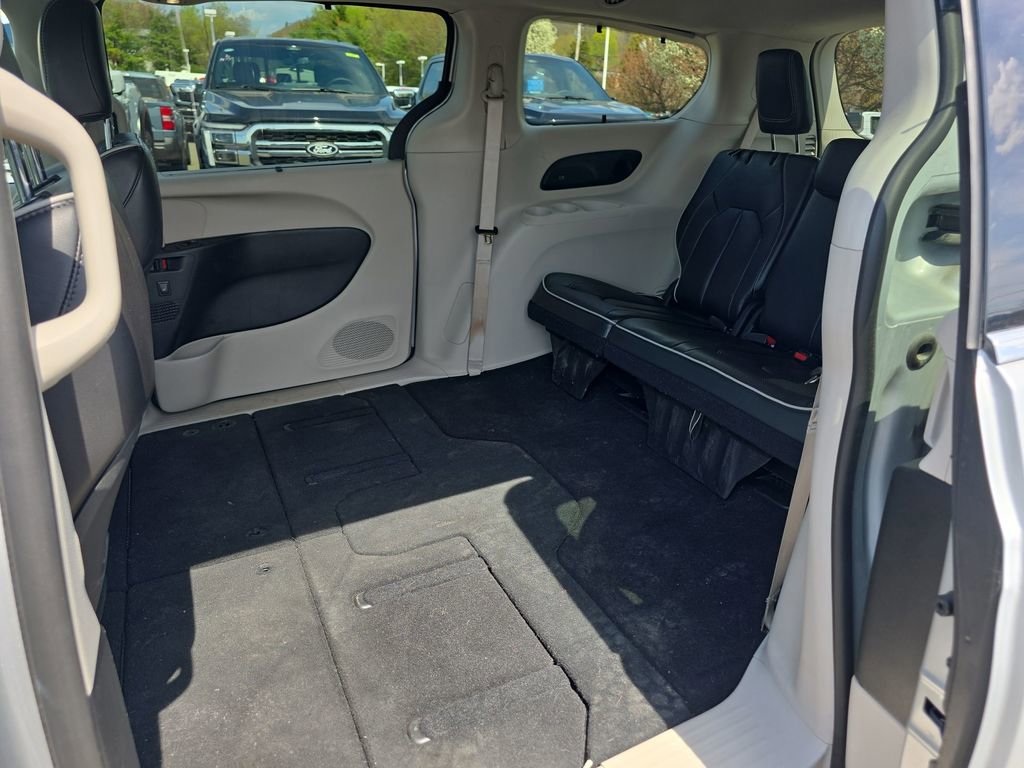 Used 2024 Chrysler Pacifica Limited FWD image 16