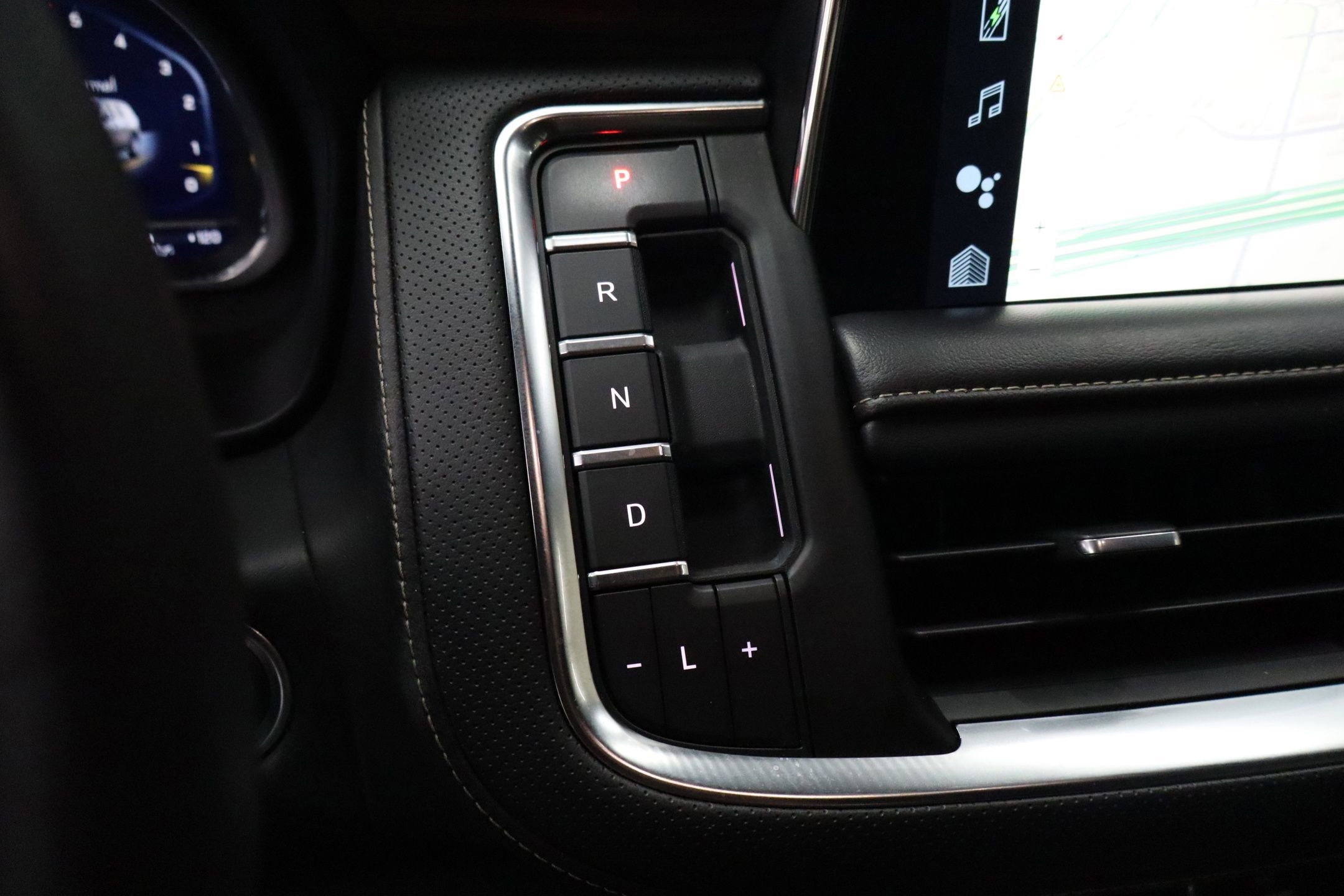 Used 2022 Chevrolet Suburban Premier image 25