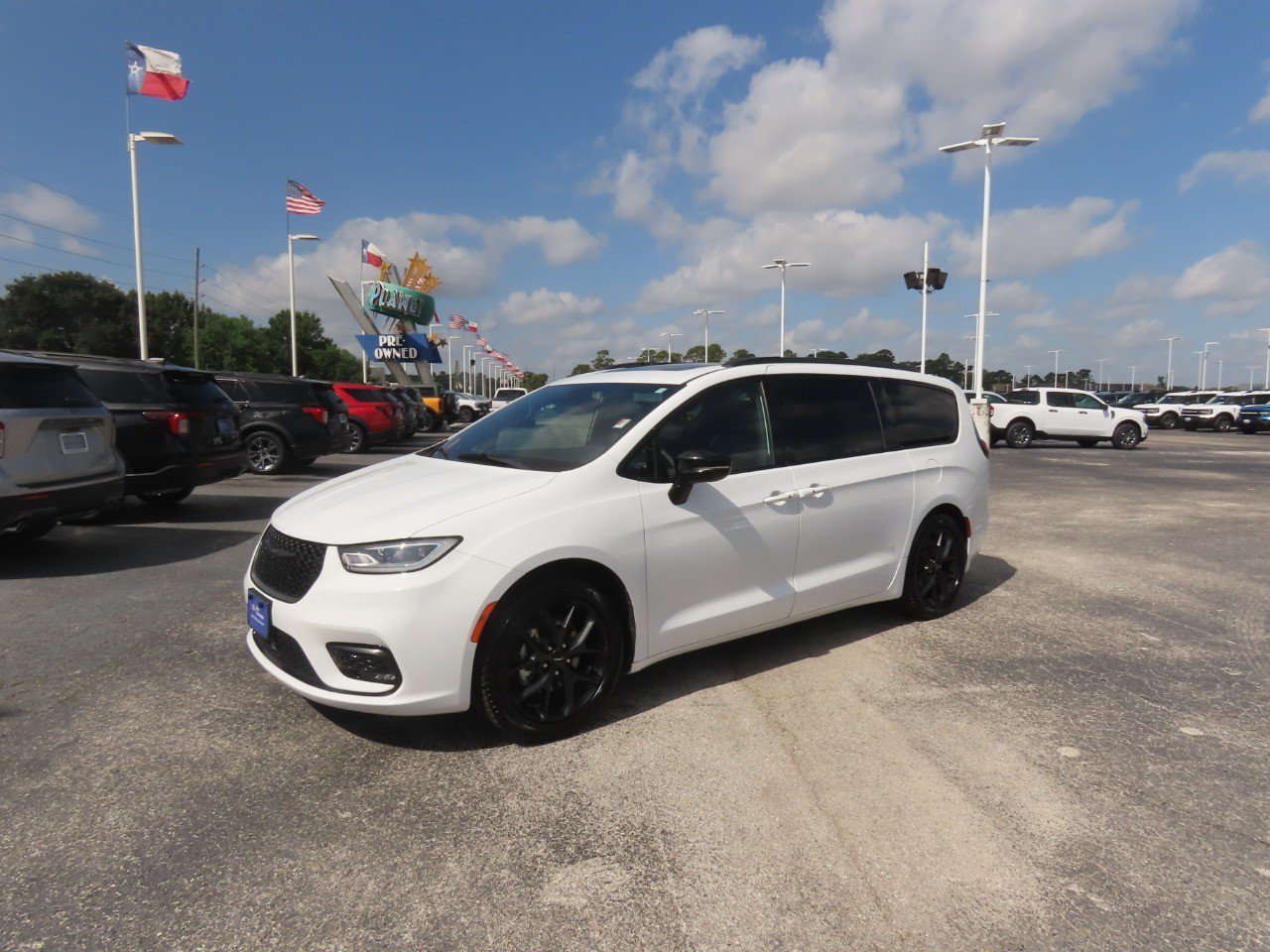 Used 2025 Chrysler Pacifica Limited FWD image 2