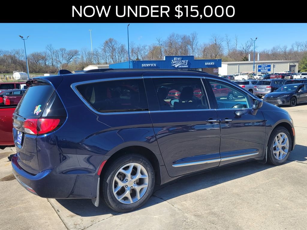 Used 2017 Chrysler Pacifica Touring-L image 3