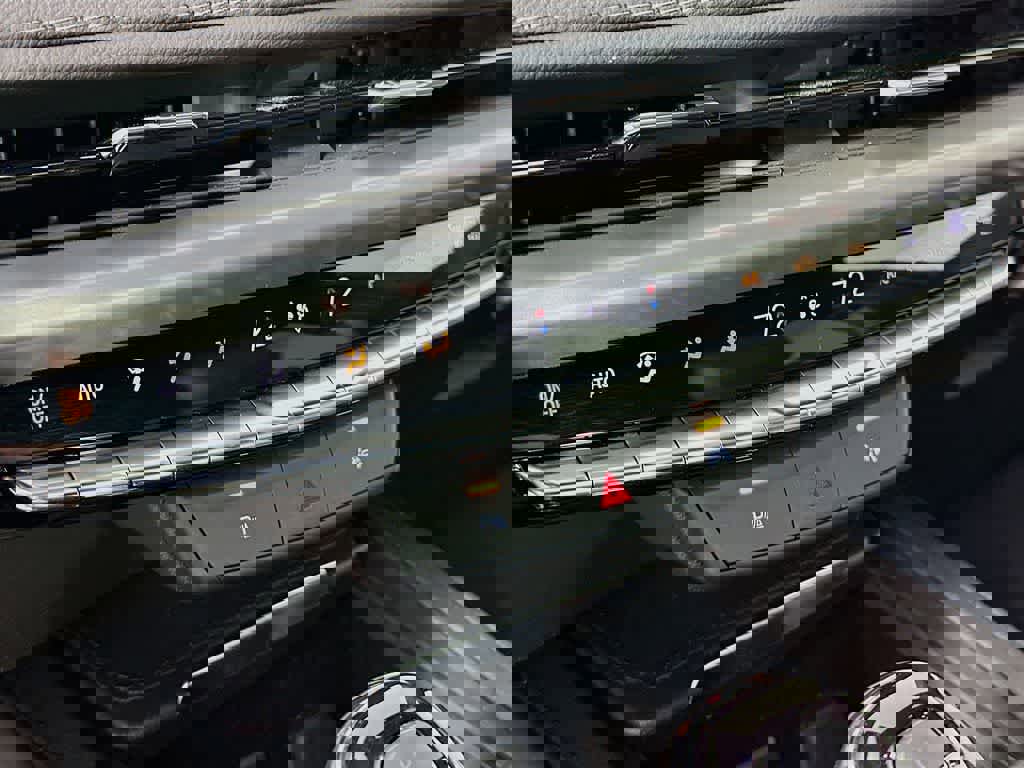 Used 2025 Cadillac XT4 Premium Luxury image 21