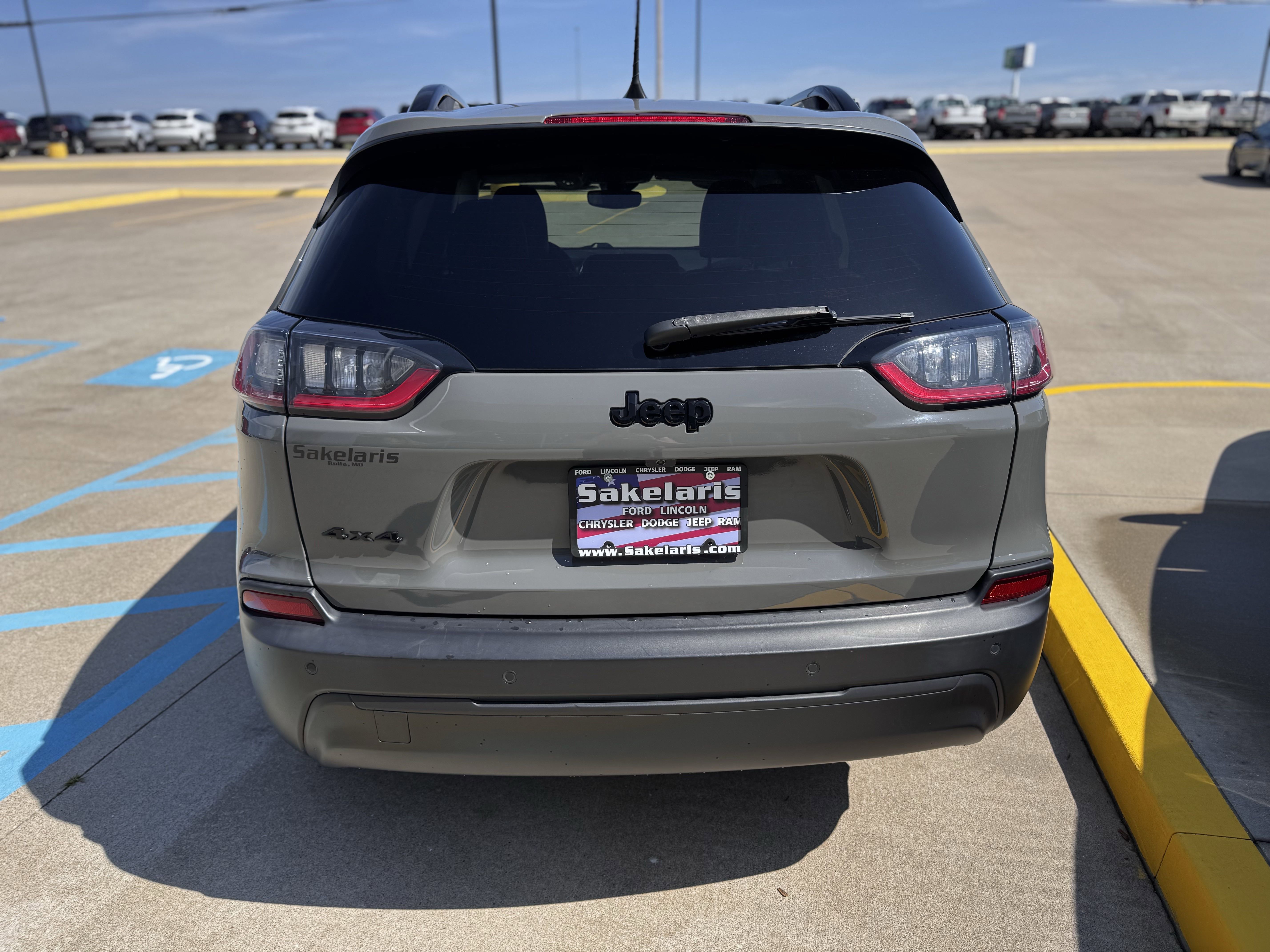 Used 2023 Jeep Cherokee Altitude Lux image 4