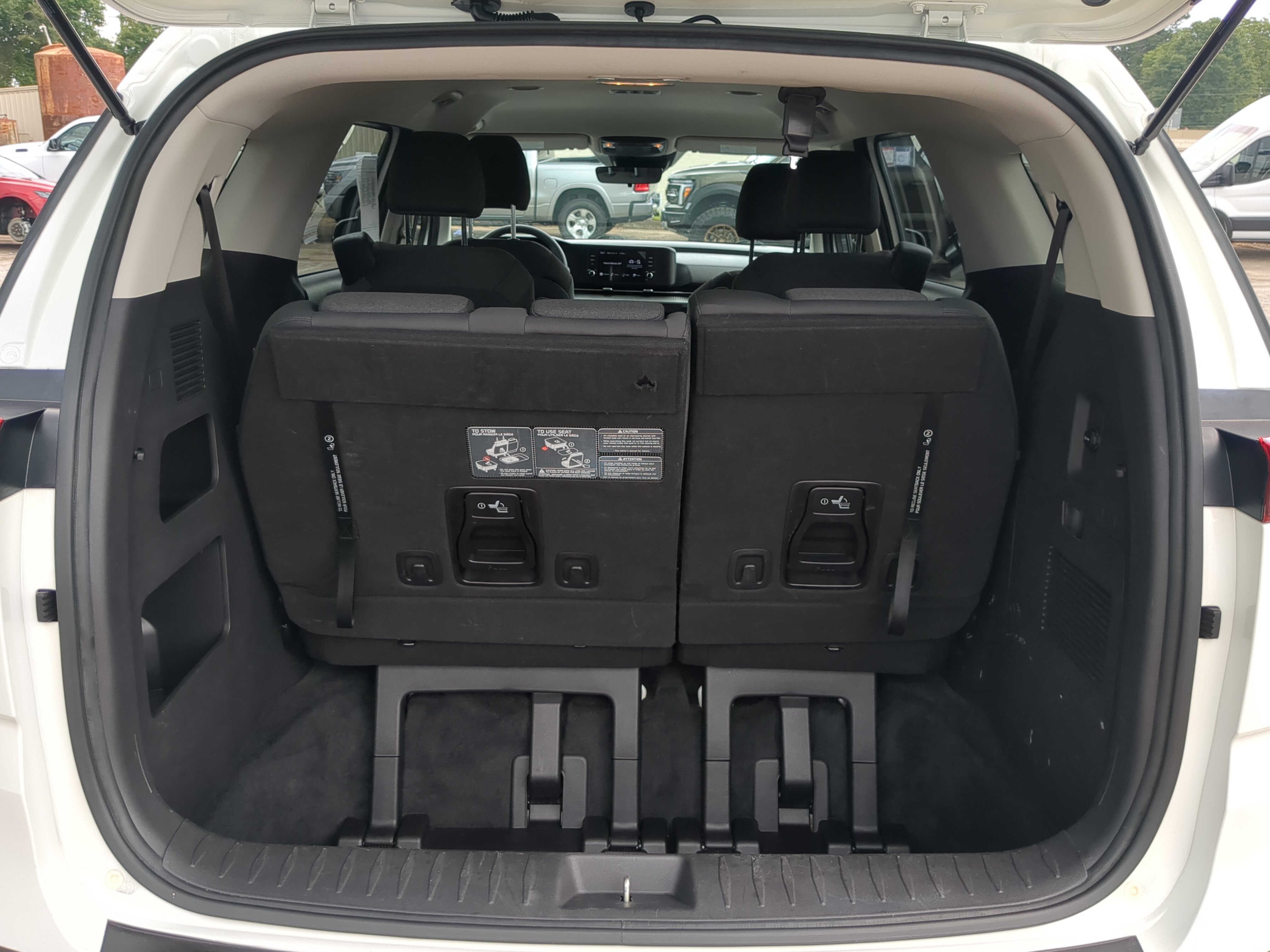 Used 2023 Kia Carnival LX FWD image 11