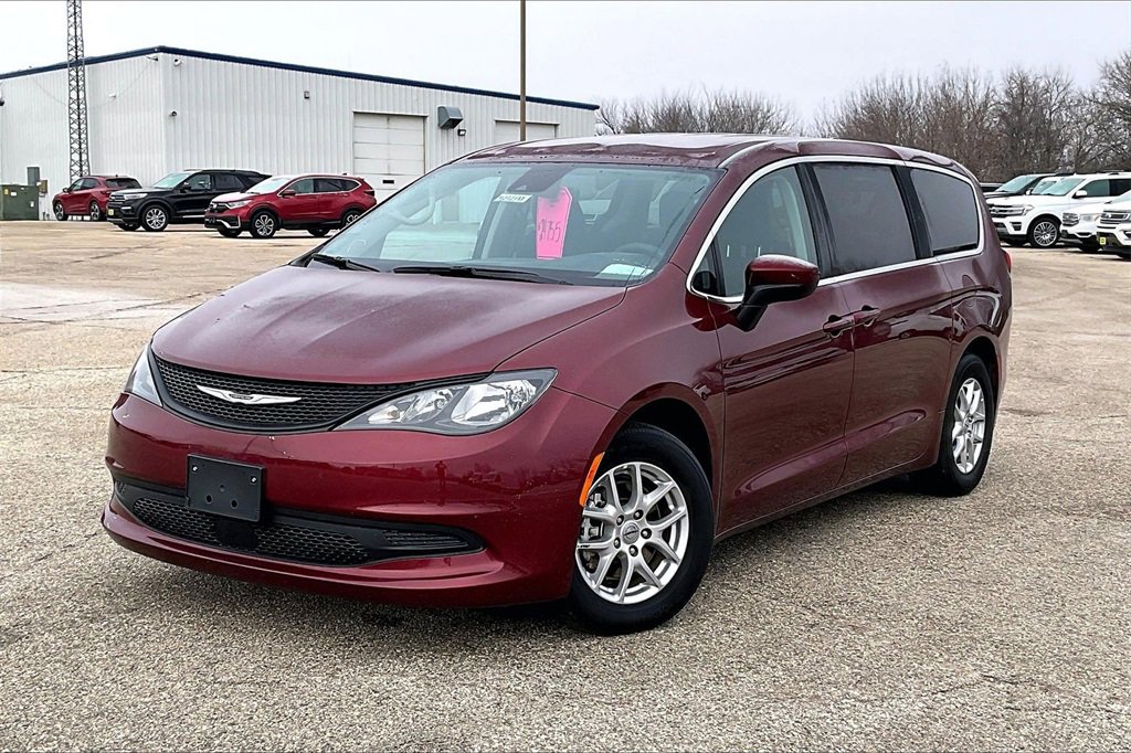 Used 2023 Chrysler Voyager LX image 2