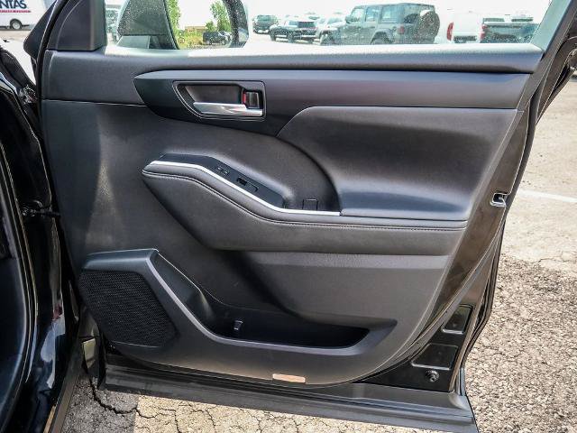 Used 2021 Toyota Highlander XLE AWD/4WD image 21