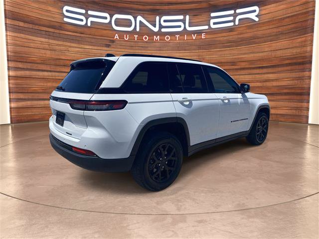 Used 2025 Jeep Grand Cherokee Altitude AWD/4WD image 7