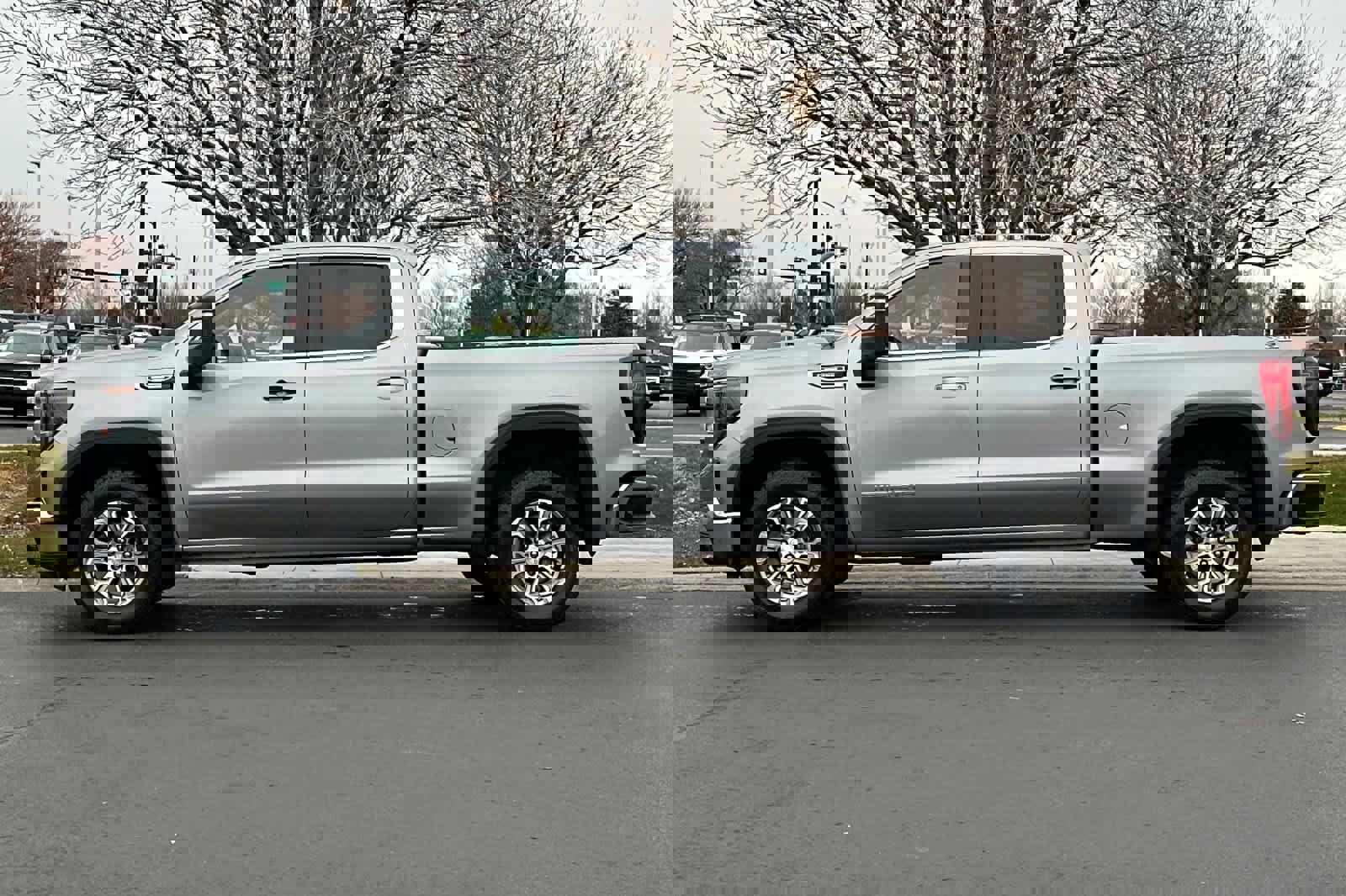 Used 2023 GMC Sierra 1500 SLE w/ Preferred Package image 2