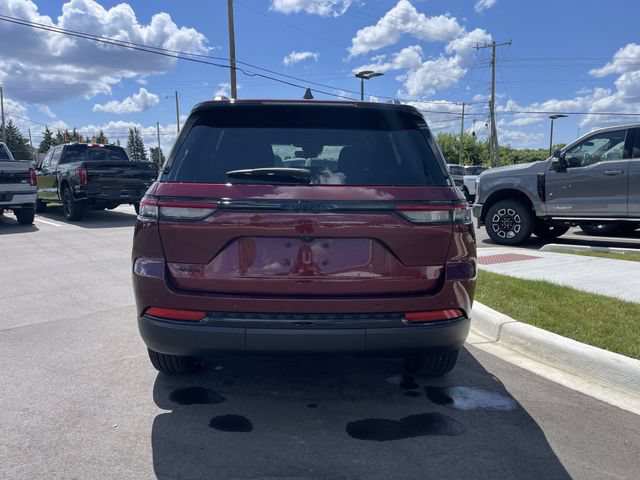 Used 2024 Jeep Grand Cherokee Altitude AWD/4WD image 4