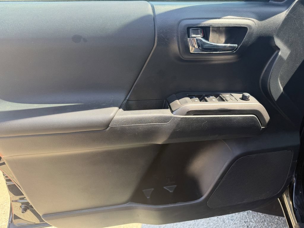 Used 2019 Toyota Tacoma TRD Off-Road w/ TRD Premium Off Road Package AWD/4WD image 22