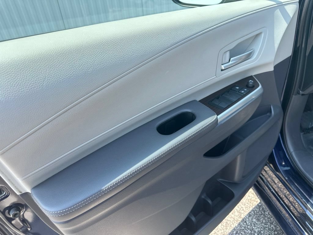 Used 2021 Toyota Sienna XLE w/ XLE Plus Package FWD image 13