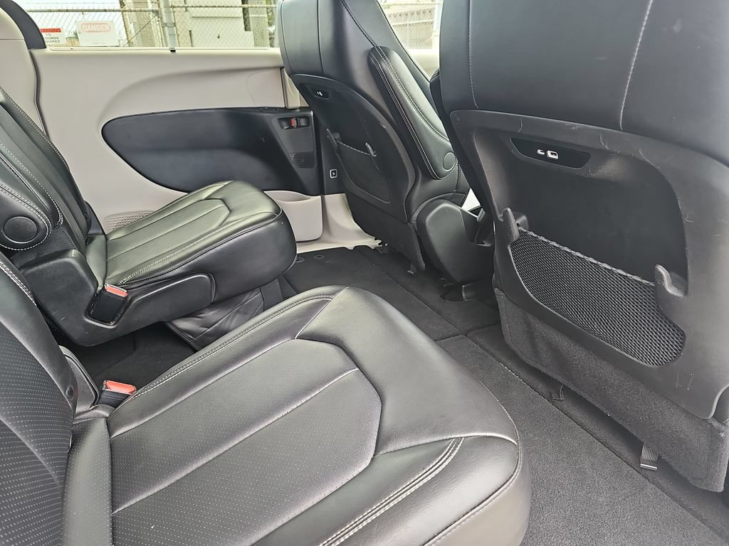 Used 2024 Chrysler Pacifica Touring-L FWD image 11