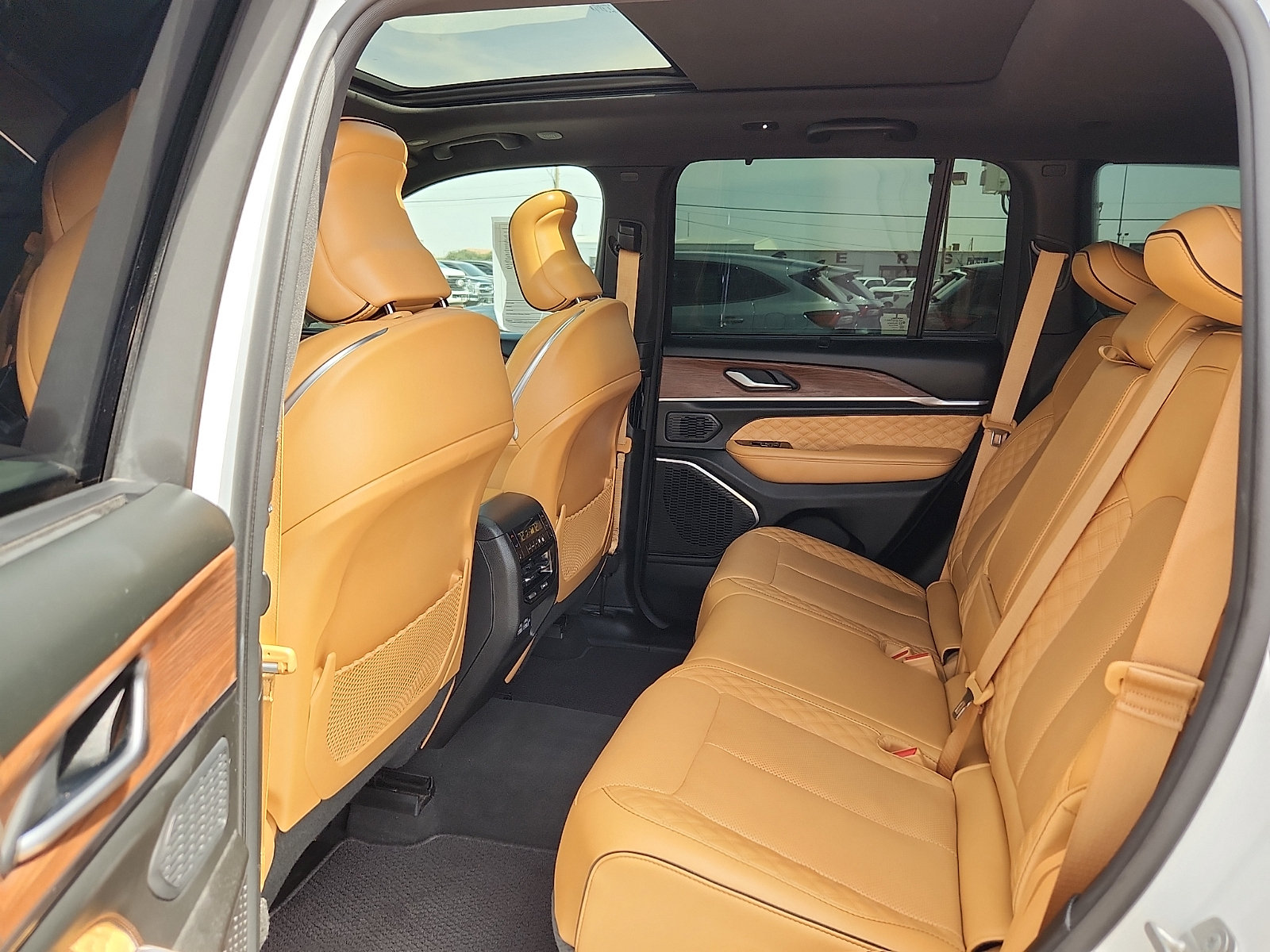 Used 2023 Jeep Grand Cherokee Summit w/ Luxury Tech Group V AWD/4WD image 9