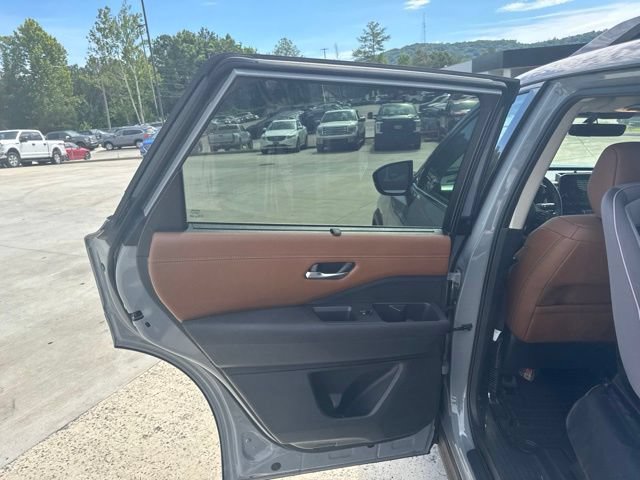 Used 2025 Nissan Pathfinder Platinum FWD image 27