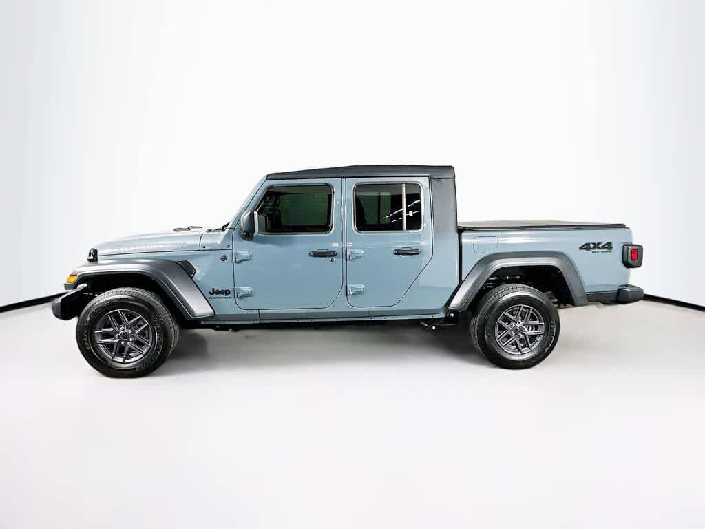 Used 2025 Jeep Gladiator Sport AWD/4WD image 3