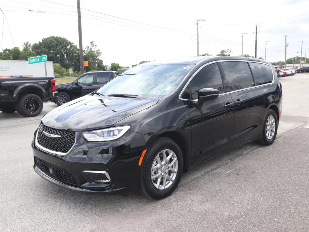 Used 2025 Chrysler Pacifica Select FWD image 3