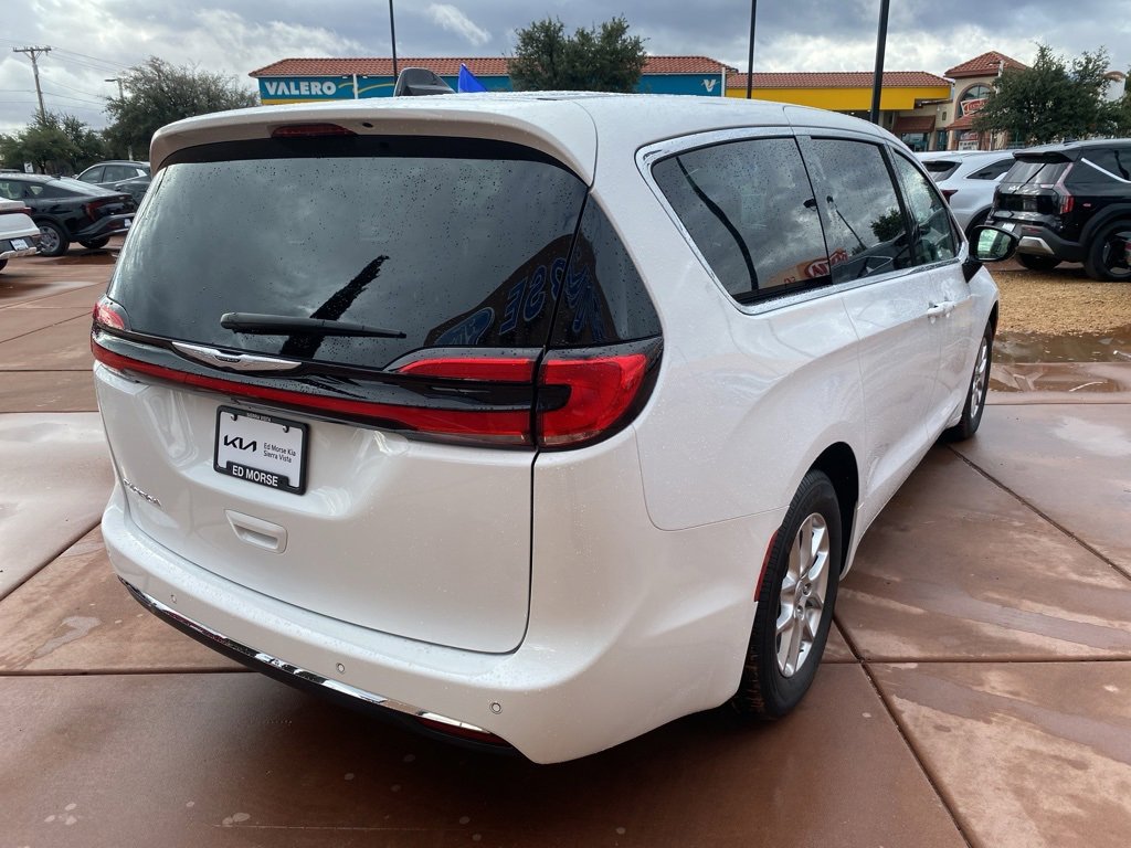 Used 2024 Chrysler Pacifica Touring-L image 8